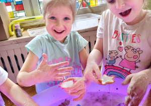 dzieci lepią z masy sensorycznej