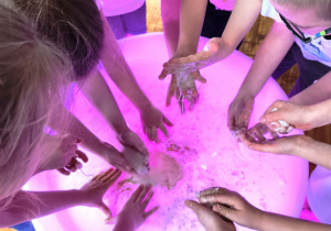 dzieci lepią z masy sensorycznej