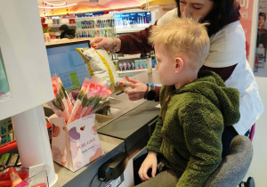 dzieci skanują na kasie produkty