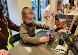 dzieci skanują na kasie produkty