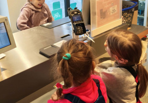 dzieci skanują na kasie produkty