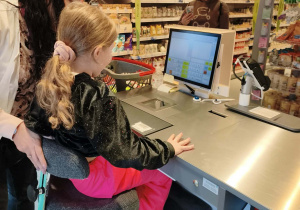 dzieci skanują na kasie produkty