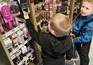 dzieci wkładają rzeczy do koszyka