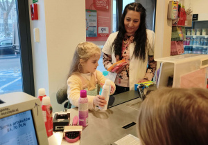 dzieci skanują na kasie produkty