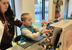 dzieci skanują na kasie produkty