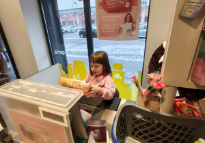 dzieci skanują na kasie produkty