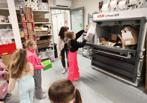 dzieci wybierają produkty