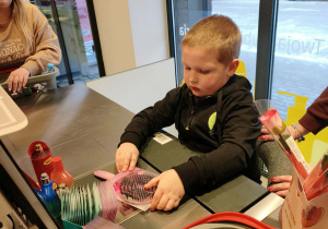 dzieci skanują na kasie produkty