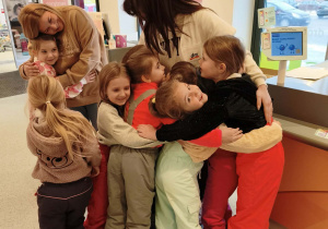 dzieci przytulają się do pani