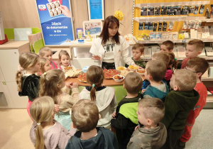 dzieci stoją przed panią