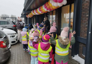 dzieci stoją przed drogerią