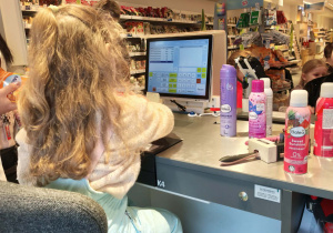 dzieci skanują na kasie produkty