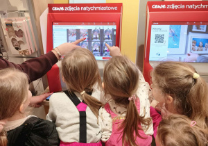 dzieci stoją tyłem