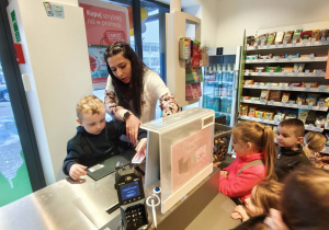 dzieci skanują na kasie produkty