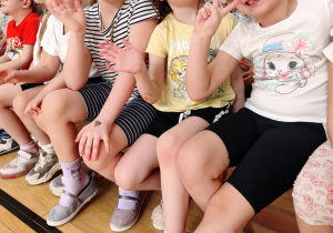 dzieci siedzą na ławce