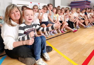 dzieci i pani sziedzą na ławce