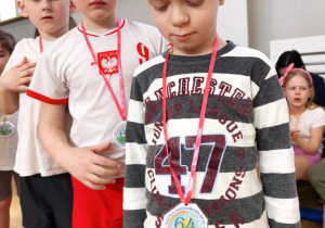 dzieci otrzymują medale