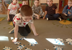 dzieci układają jaja dinozaurów