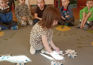 dzieci układają jaja dinozaurów