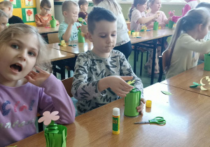 dzieci trzymają kwiatka z papieru