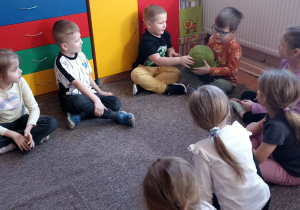 dzieci siedzą w kole