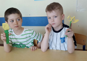 dzieci trzymają kwiatka z papieru