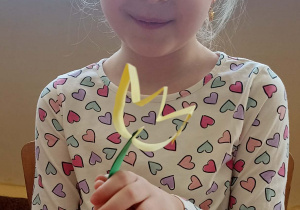 dzieci trzymają kwiatka z papieru