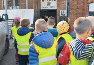 dzieci w kamizelkach