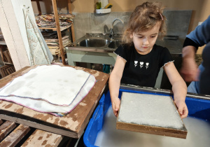 dziewczynka trzyma papier