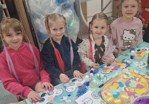 dzieci siedzą przy stoliku