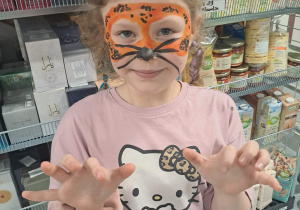 dziewczynka ma pomalowaną twarz