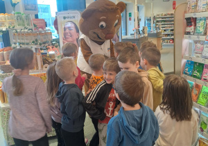 dzieci witają się z misiem