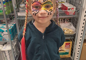 dziewczynka ma pomalowaną twarz