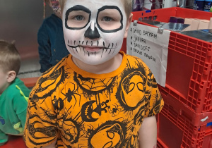 chłopiec ma pomalowaną twarz