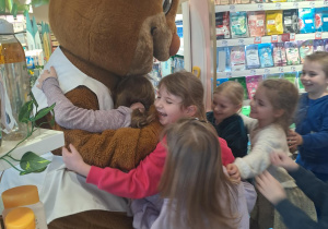 dzieci przytulają się do misia