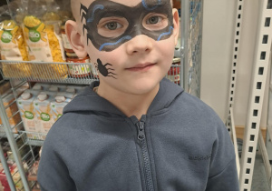 chłopiec z pomalowaną buzią