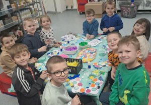 dzieci siedzą przy stoliku