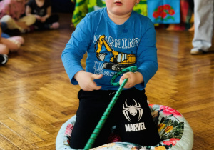 chłopiec podciąga się na linie