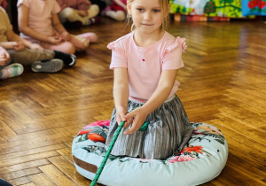 dziewczynka podciąga się na linie