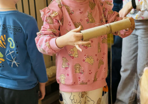 dziewczynka nawija sznurek na rolkę