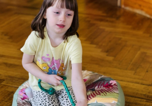 dziewczynka podciąga się na linie