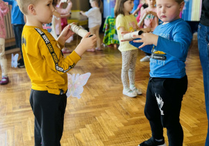 chłopiec nawija sznurek na rolkę