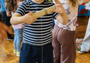 chłopiec nawija sznurek na rolkę