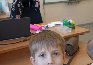 dzieci pokazują motyla z papieru kolorowego