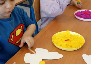 na ławce leży sylweta motyla