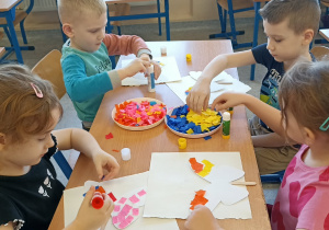 dzieci wyklejają motyla