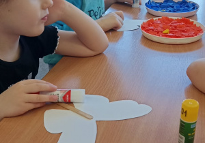 na ławce leży sylweta motyla