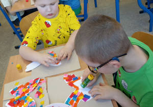 dzieci wyklejają motyla