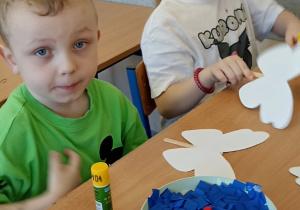 dzieci wyklejają motyla