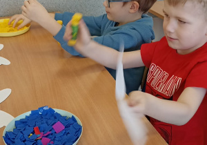 dzieci wyklejają motyla